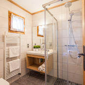 Chalet Foehn's ensuite shower rooms - Room 4.
