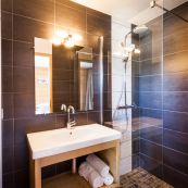 Chalet Les Sauges contemporary ensuites